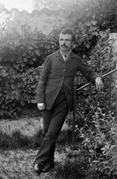 Portret van een jonge man, in de tuin van de abdij van Septfontaines, nabij Bourmont en Haute Marne. Fotografie eind 19e eeuw. Ducos Collectie door French Photographer
