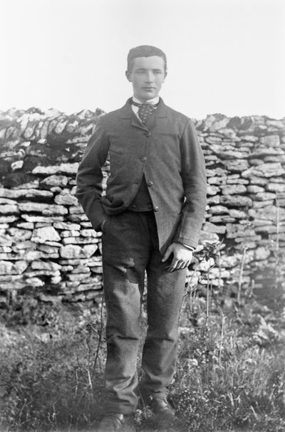 Portret van een jonge man, in de tuin van de Abdij van Septfontaines, nabij Bourmont in Haute Marne. Fotografie eind 19e eeuw. Ducos Collectie door French Photographer
