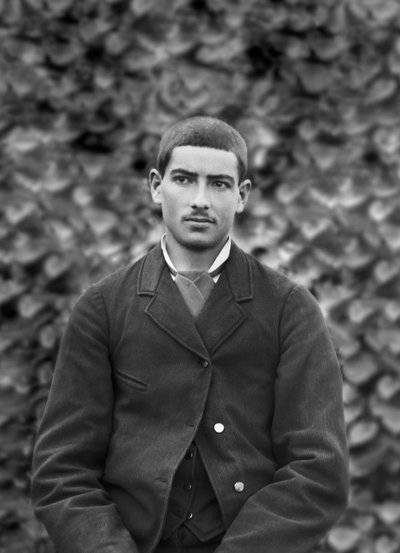 Portret van een jonge man, in de tuin van de Abdij van Septfontaines, nabij Bourmont in Haute Marne. Eind 19e eeuw. Ducos Collectie. door French Photographer