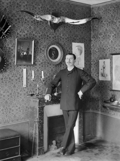 Portret van een jonge man, poserend in de woonkamer van de Abdij van Septfontaines, nabij Bourmont in Haute Marne. Fotografie eind 19e eeuw. Ducos Collectie door French Photographer