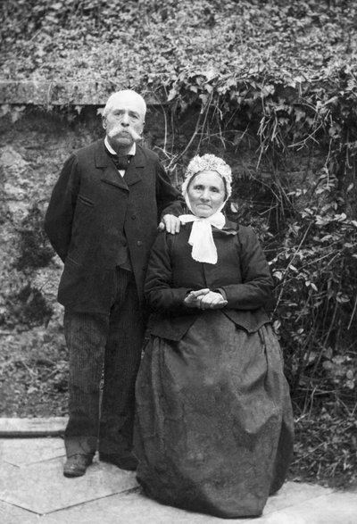 Portret van een ouder echtpaar, uit de omgeving van Bourmont in Haute Marne. Fotografie eind 19e eeuw. Ducos Collectie door French Photographer