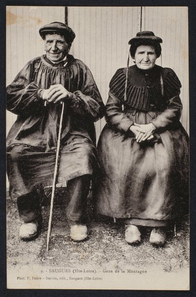 Ansichtkaart met bergbewoners in Saugues, Haute-Loire, ca.1900 door French Photographer