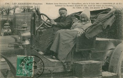 Madame Anne Brugere in een auto met haar dochter, Les Herbiers door French Photographer