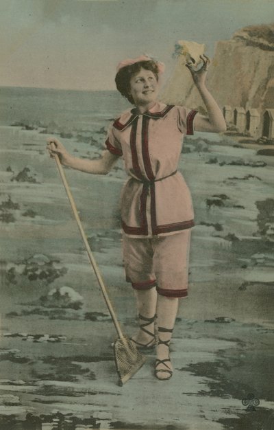 Ansichtkaart van een vrouw met een visnet en schelp, verzonden in 1913 door French Photographer