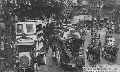 Ansichtkaart met een omnibusstation op het kruispunt van Boulevard Montmartre en Boulevard des Italiens, Parijs, 1905-10 door French Photographer