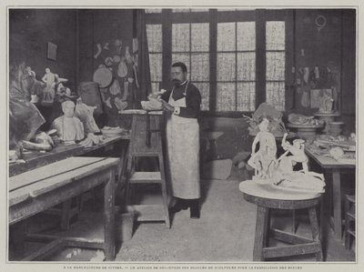 Voorbereiden van mallen in een werkplaats in de porseleinfabriek van Sèvres, Frankrijk door French Photographer