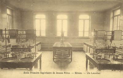 Basisschool wasruimte, Hirson door French Photographer