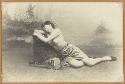 Liggende vrouw met mandoline, ca. 1895 door French Photographer