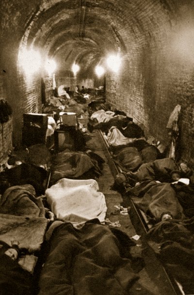 Inwoners van Le Havre zoeken toevlucht in de treintunnels, september 1940 door French Photographer