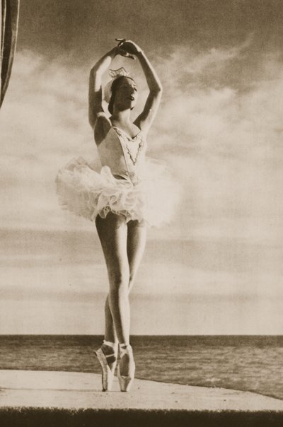 Rosella Hightower in Het Zwanenmeer, uit Grand Ballet de Monte-Carlo, 1949 door French Photographer