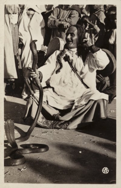 Scènes van Noord-Afrika: Slangenbezweerder in de souks door French Photographer