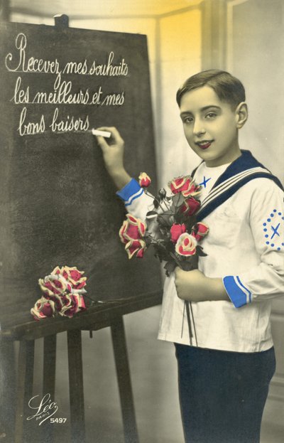 Schooljongen schrijft op een schoolbord door French Photographer