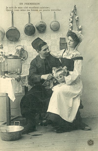 Dienstmeisje zit op de knie van een man in de keuken door French Photographer