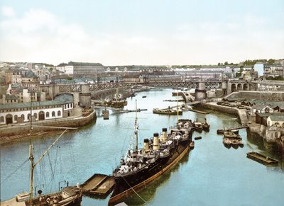 Schepen aangemeerd aan de Penfeld Rivier, Brest, 1890-1900 door French Photographer