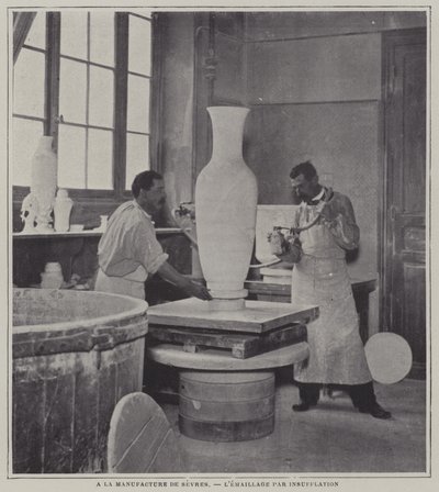 Spuitemaille van een vaas in de Sevres porseleinfabriek, Frankrijk door French Photographer