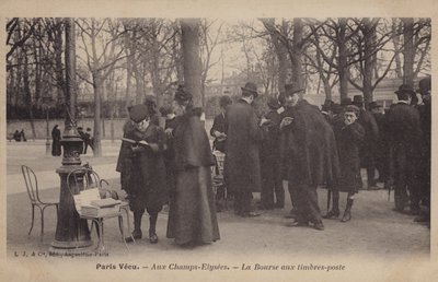 Postzegelmarkt op de Champs-Elysees, Parijs door French Photographer