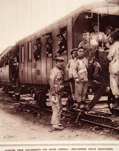 Vertrek vanuit kantonnementen naar Havre Arsenal: Indo-Chinese koelies als munitiewerkers door French Photographer