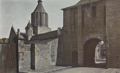 Surgeres, Stadspoort en Kerkkloktoren door French Photographer