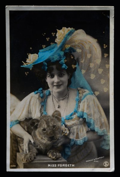 Dompteur Miss Forgeth, ca. 1910, ansichtkaart, Frankrijk, 20e eeuw door French Photographer