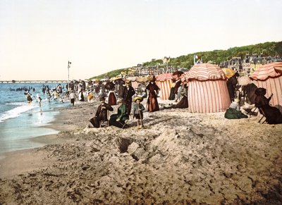 Het strand van Trouville in Frankrijk, 1890-1900 door French Photographer