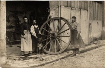 De koets, fabrikant van karrenwielen. Ansichtkaart begin XXe eeuw. door French Photographer