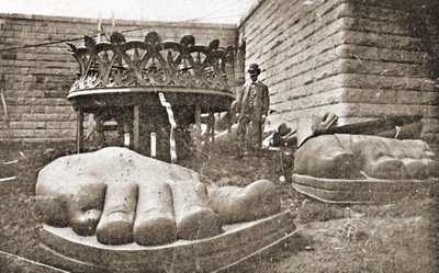 De bouw van het Vrijheidsbeeld, detail (voeten), ca. 1876 door French Photographer