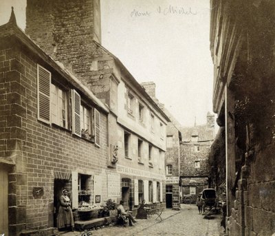 Het hotel en de Poulard Inn bij de ingang van Mont-Saint-Michel, eind 19e eeuw door French Photographer