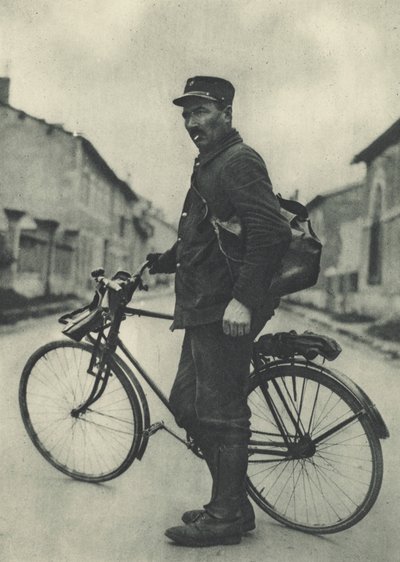 Deze Franse postbode vindt zijn fiets erg handig door French Photographer