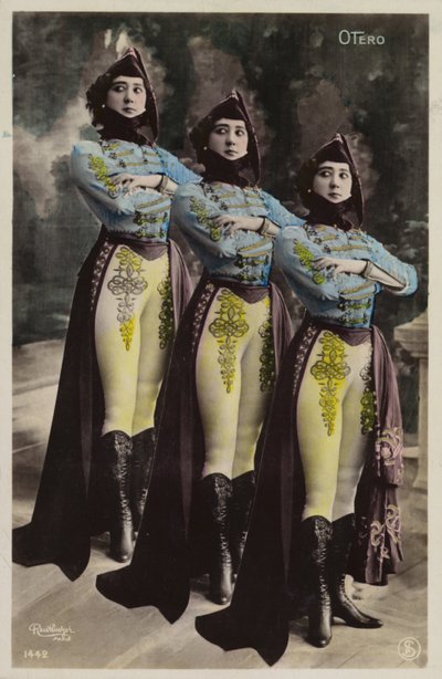 Drie identieke vrouwen door French Photographer
