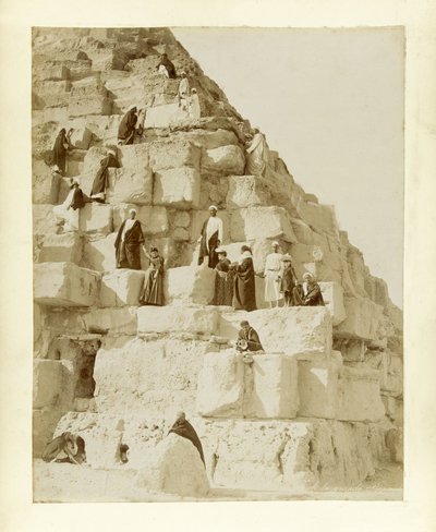 Toeristen bij de Grote Piramide van Gizeh door French Photographer
