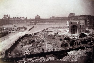 Transformaties van Parijs onder het Tweede Keizerrijk, Haussmann-werken: zicht op de Place du Carrousel tijdens de sloop van de voormalige koninklijke stallen in Parijs. Dit project was onderdeel van de transformaties ondernomen tijdens het Tweede Keizerri door French Photographer