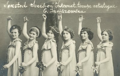 Groep jonge vrouwelijke dansers, glimlachend door French Photographer