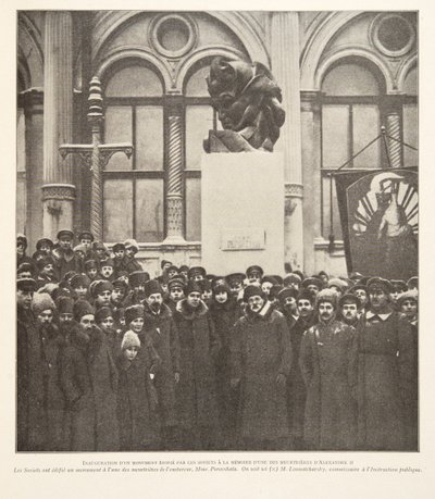 Onthulling van een monument opgericht door de Sovjets ter nagedachtenis aan één van de moordenaars van Alexander II, uit Histoire des Soviets, pub. 1922 (litho) door French Photographer