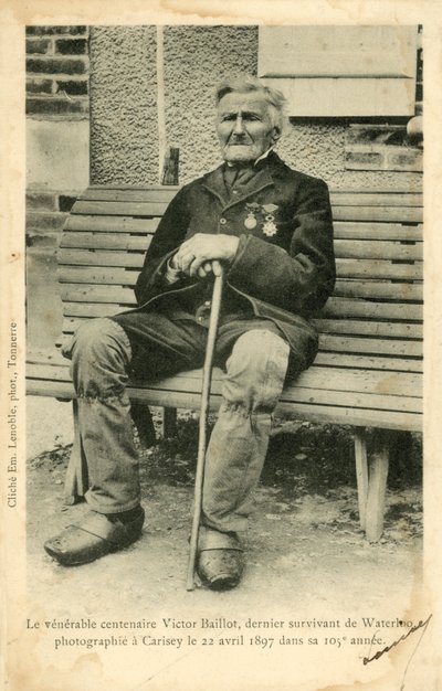 Victor Baillot, de laatste overlevende van de Slag bij Waterloo, gefotografeerd in Carisey op 22 april? door French Photographer