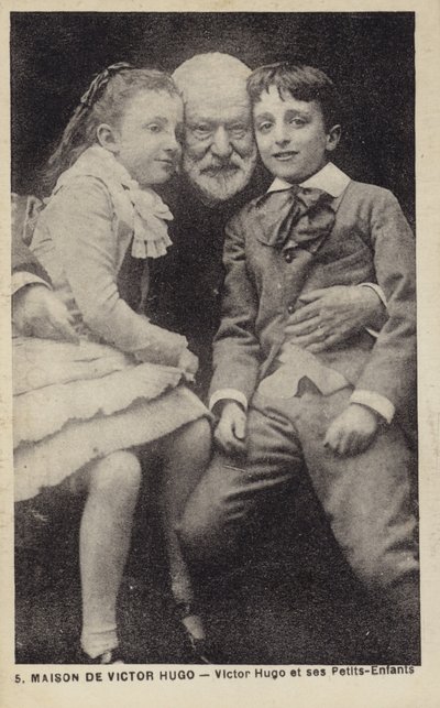 Victor Hugo (1802-1885), Franse dichter, romanschrijver en toneelschrijver, met zijn kleinkinderen door French Photographer