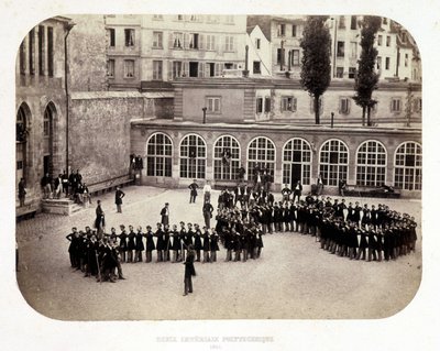 Uitzicht op de binnenplaats van de Ecole Imperial Polytechnique door French Photographer