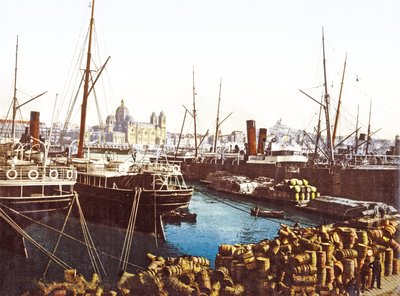 Wijnvaten en boten aan de kade in Marseille met de Kathedraal van Marseille op de achtergrond, gepubliceerd 1890-1900 door French Photographer