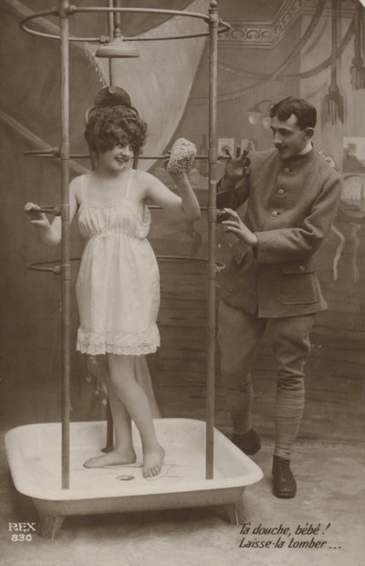 Vrouw in een douche met een soldaat door French Photographer