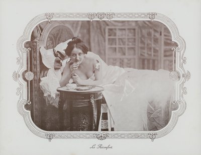 Vrouw die ontspant in bed door French Photographer