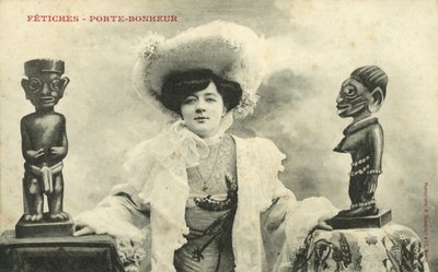 Vrouw met Afrikaanse beeldjes (zw/w foto) door French Photographer
