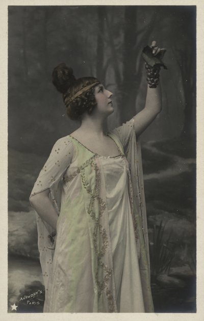 Vrouw met een tros druiven door French Photographer