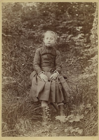 Jong meisje op het platteland, Frankrijk, c. 1890 door French Photographer