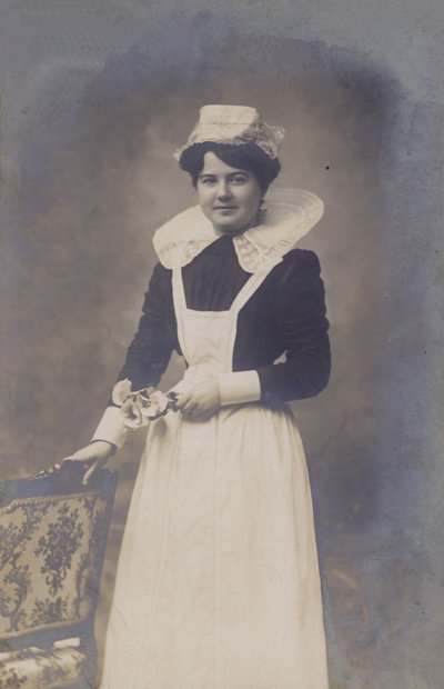 Jong meisje, dienstmeid (?), met een klein bosje bloemen door French Photographer
