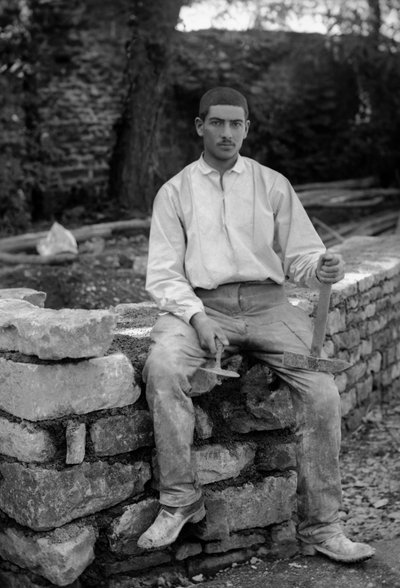 Jonge man werkzaam bij de restauratie van de Abdij van Septfontaines, nabij Bourmont en Haute-Marne, circa 1880. Fotografie. Ducos Collectie. door French Photographer