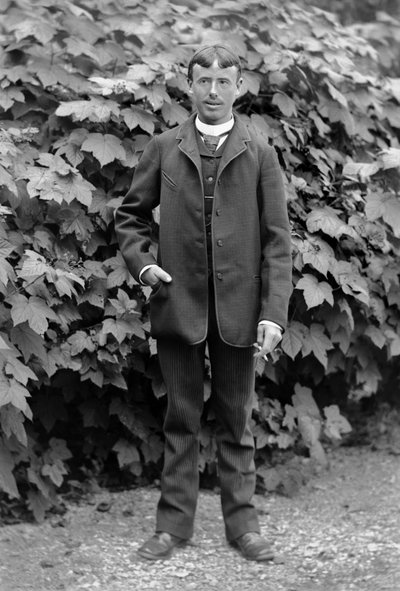 Jonge man met een sigaret, werkzaam als manusje-van-alles, poserend in de tuin van de Abdij van Septfontaines, nabij Bourmont in Haute-Marne, rond 1880. Fotografie. Ducos Collectie. door French Photographer