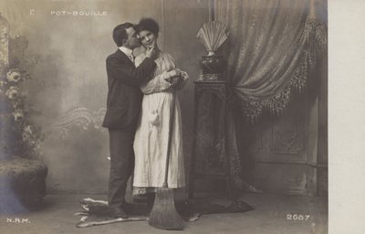 Jonge man kust de dienstmeid door French Photographer