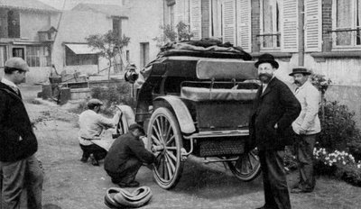 de Franse industrieel Edouard Michelin (1859-1940, van voren naar voren) uitgerust met banden een van de eerste auto