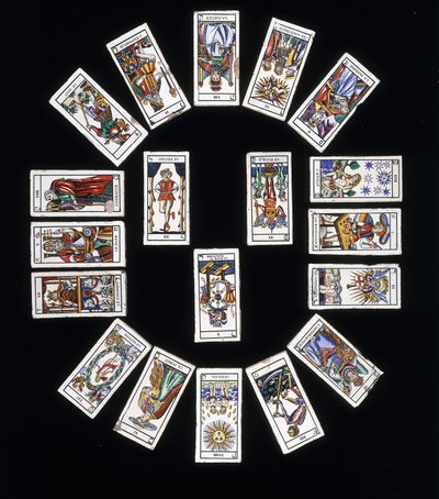 Een Franse steengoed tegelpaneel, versierd met een dek Marseilles Tarot kaarten, 20e eeuw door French School