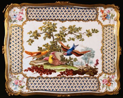 Een Louis XV Sevres dienblad versierd met drie exotische vogels in een landschap, vormend de bovenkant van een koffietafel, 1761 door French School