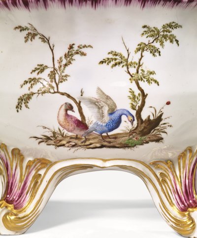 Een Vincennes Tweehendige Circulaire Terrine, Deksel & Standaard, c.1750 door French School